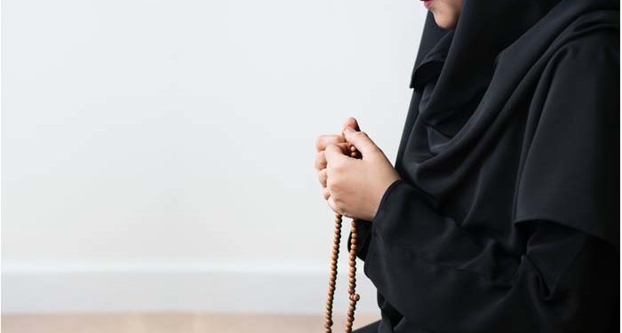 Hasil gambar untuk wanita memegang tasbih