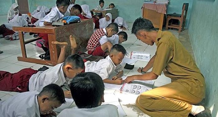 2 Tahun Tak Punya Meja Kursi  Ratusan Siswa SD di Bekasi  