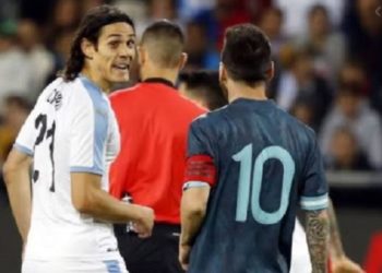 Edison Cavani dan Lionel Messi bersitegang saat bertanding di Israel. Foto: Daily Mail