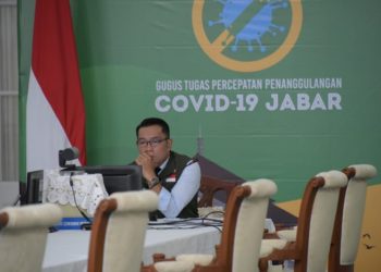 Gubernur Jabar Ridwan Kamil saat mengikuti rapat terbatas via video conference. Foto: Saifal/Islampos