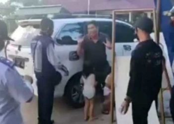 Tangkap layar video viral lelaki yang mau menyerahkan anaknya ke petugas PSBB karena alasan tak sanggup membeli susu. Foto: Suara