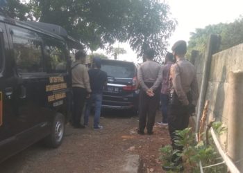 Polisi di tempat kejadian perkara penembakan pria dalam mobil di Purwakarta. Foto: Istimewa