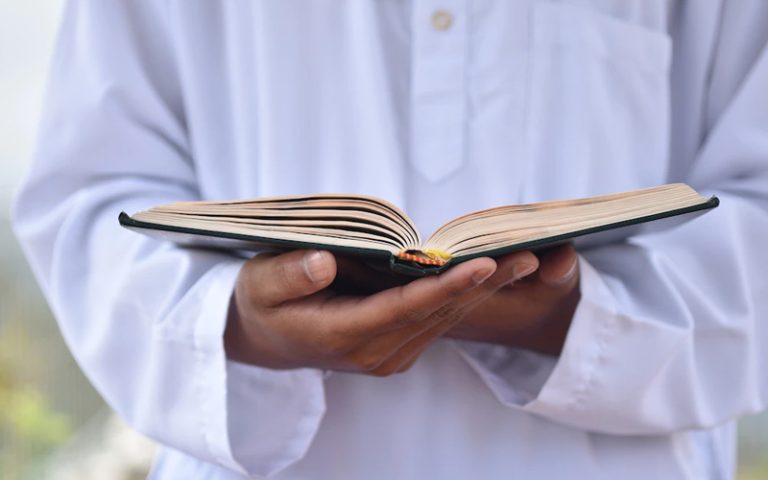 Adab Membaca Al Quran Islampos