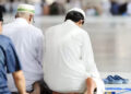 Hukum Memakai Baju Tipis saat Shalat, Manfaat Shalat untuk Kesehatan